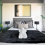 Kira - 1Br Urban Oasis With Views & Rooftop Pool