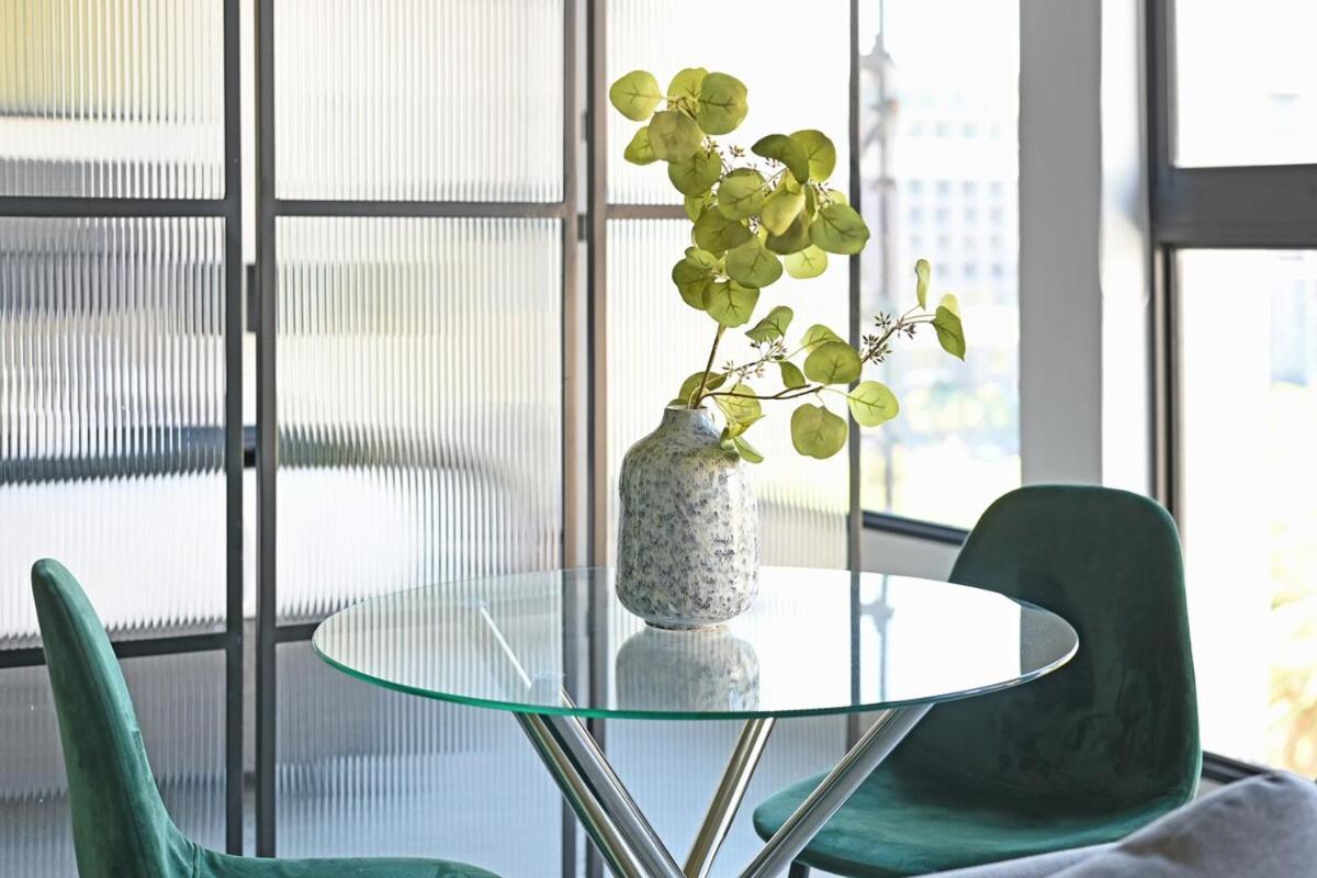 Kira - 1br Urban Oasis With Views & Rooftop Pool Apartment *