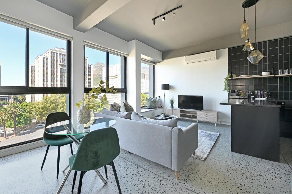 Apartment Kira - 1br Urban Oasis With Views & Rooftop Pool *