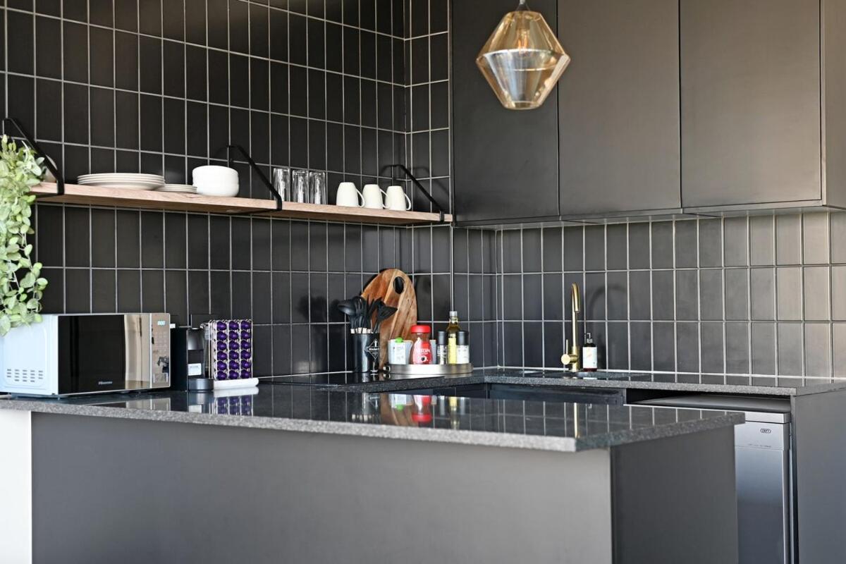 Kira - 1br Urban Oasis With Views & Rooftop Pool *