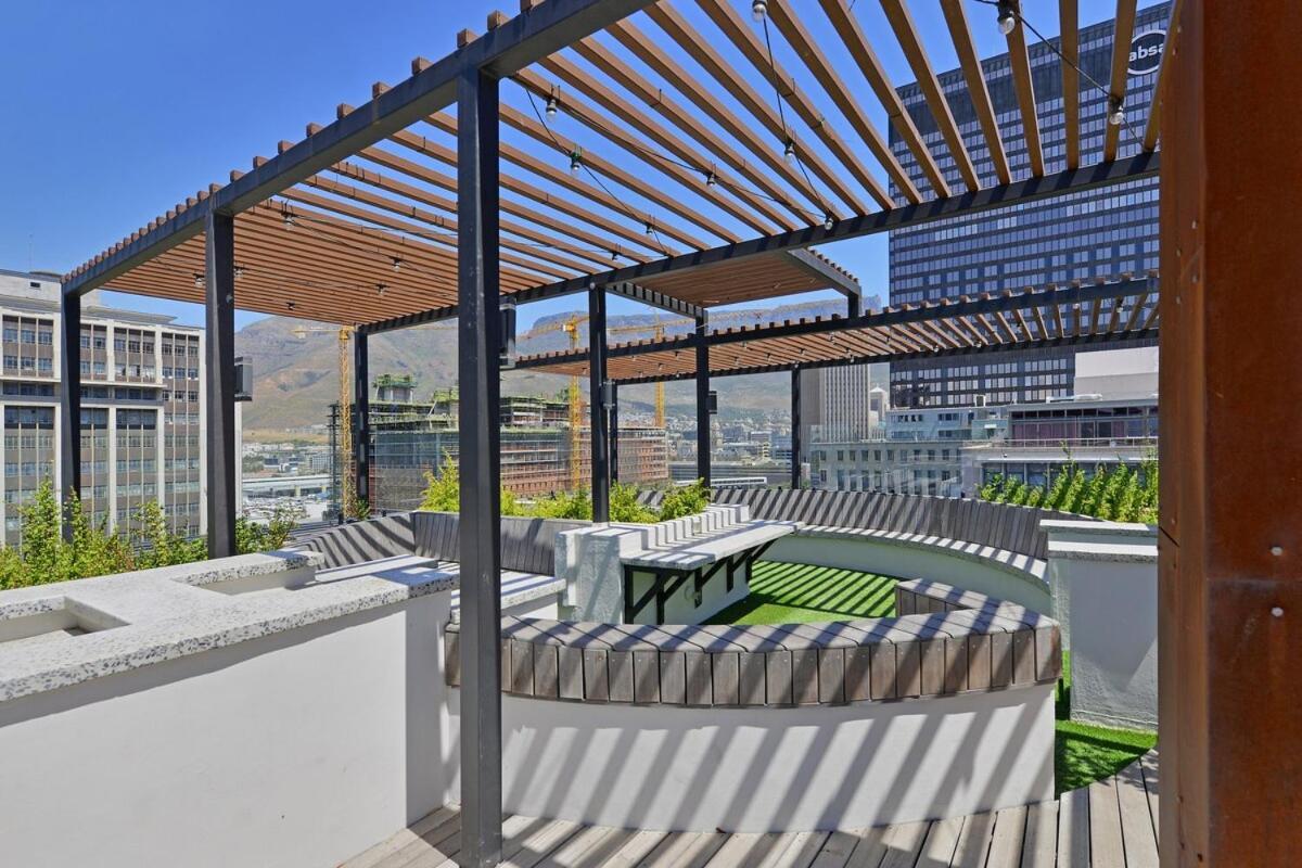 Kira - 1br Urban Oasis With Views & Rooftop Pool