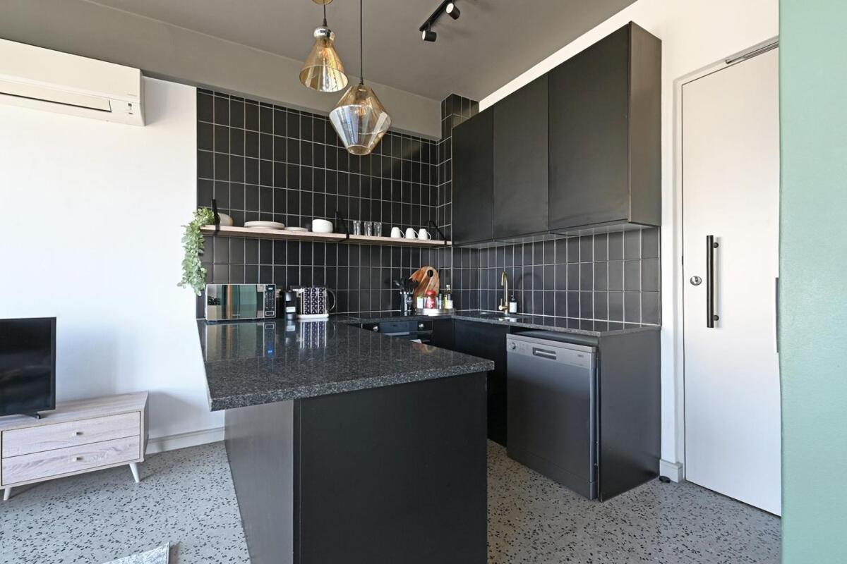 Kira - 1br Urban Oasis With Views & Rooftop Pool