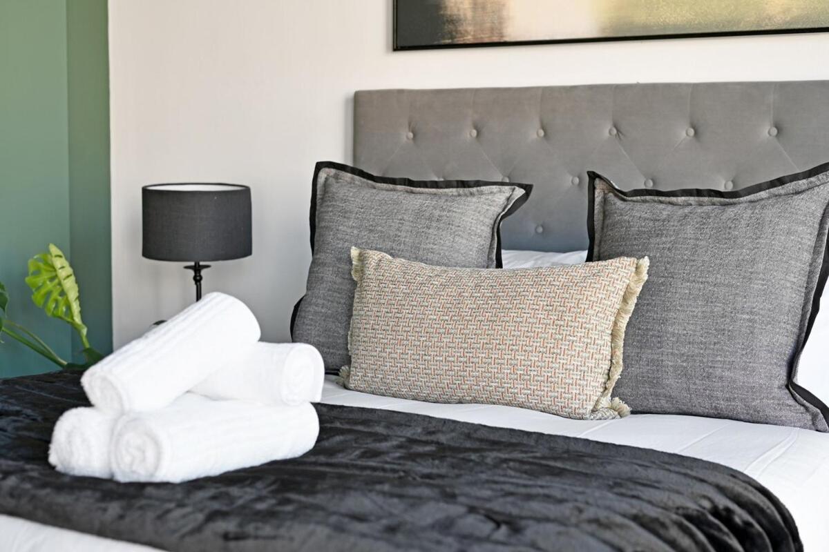 Kira - 1br Urban Oasis With Views & Rooftop Pool Apartment *