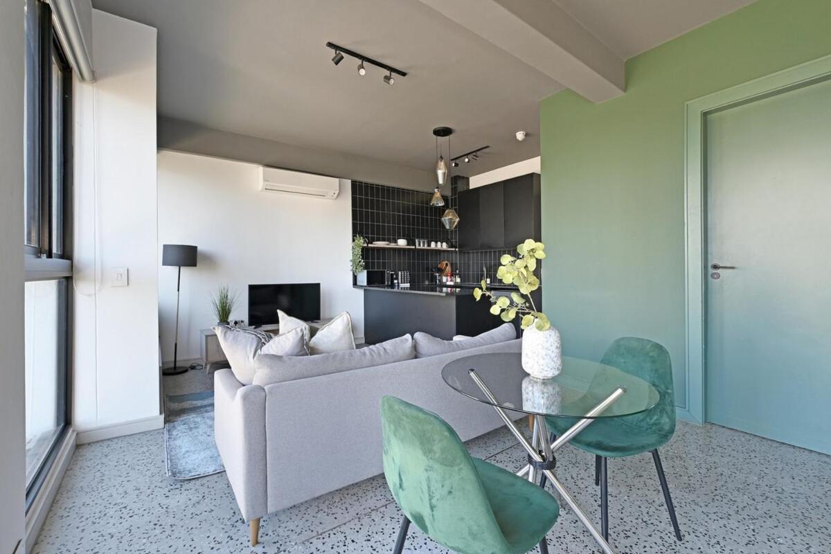 Kira - 1br Urban Oasis With Views & Rooftop Pool Apartment *